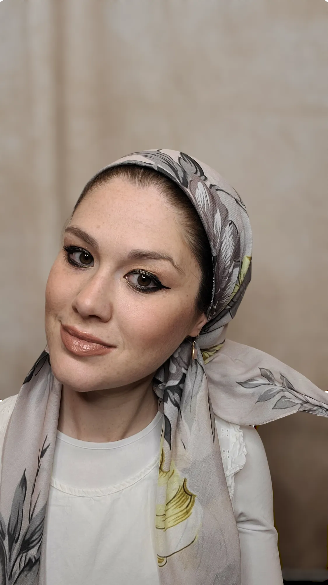 Creme Florette Triangle Scarf With Grip