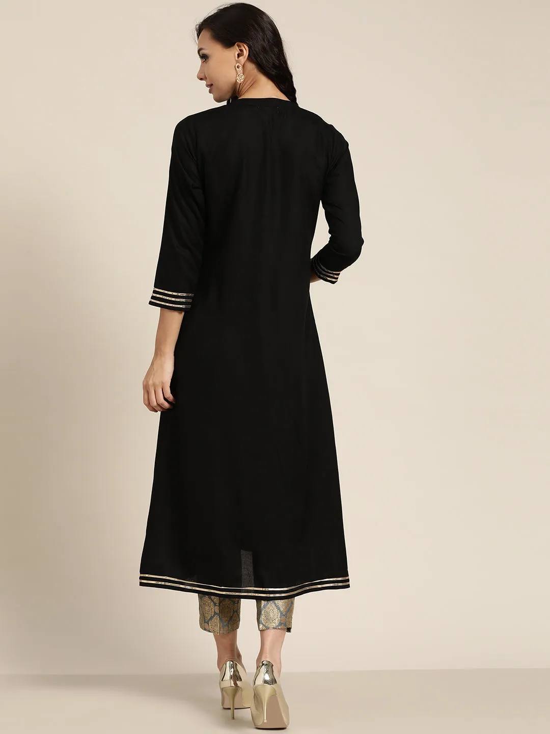 Women Black Foil Print Yoke Gathered Liva Kurta